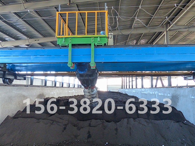 生物肥發(fā)酵螺旋翻堆生產(chǎn)現(xiàn)場(chǎng)