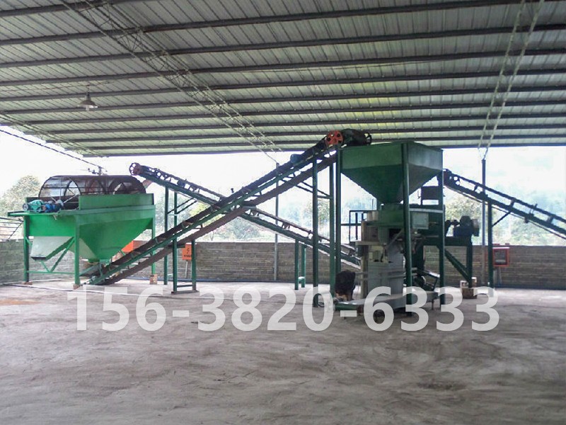 豬糞有機肥發(fā)酵篩分包裝現場